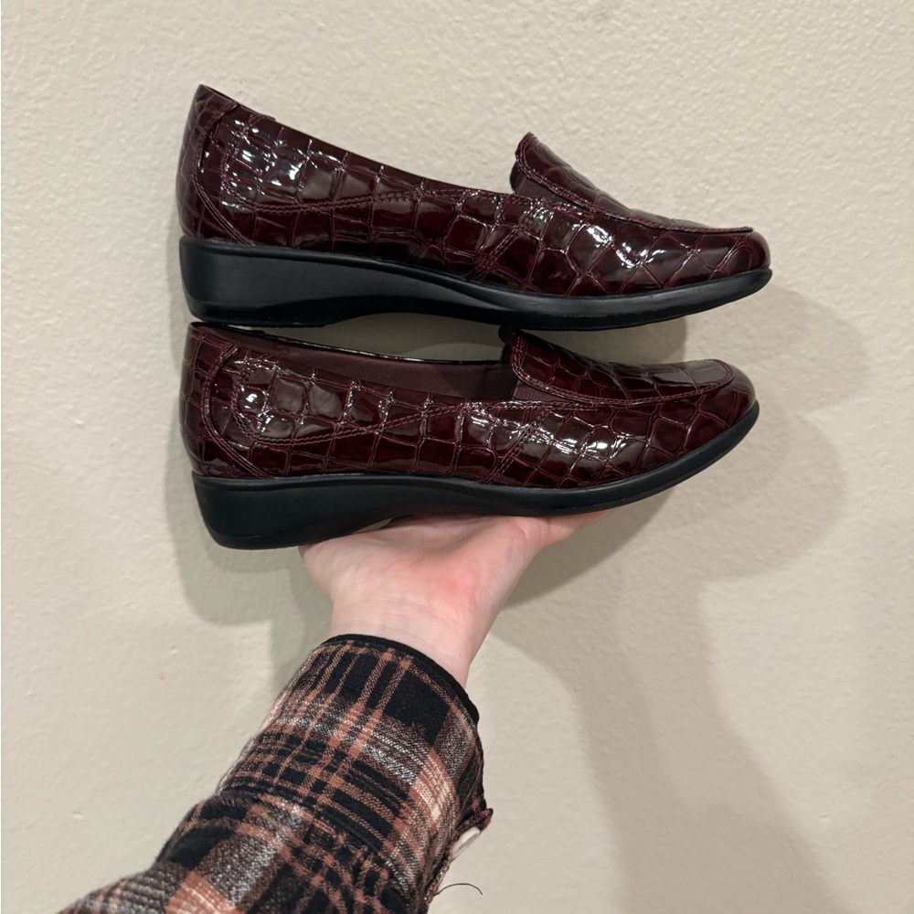 Clarks Burgundy Croc-Embossed Loafers 8.5 - Picture 3 of 6